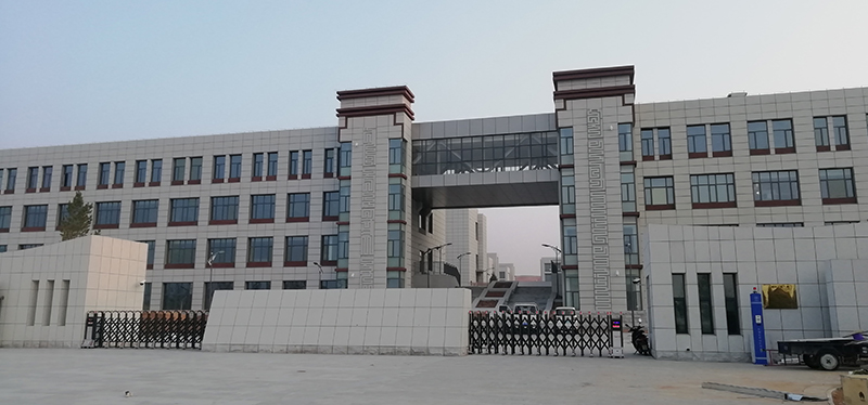 鄂爾多斯市蒙古族學(xué)校電教室電腦桌，安裝升降屏風(fēng)桌