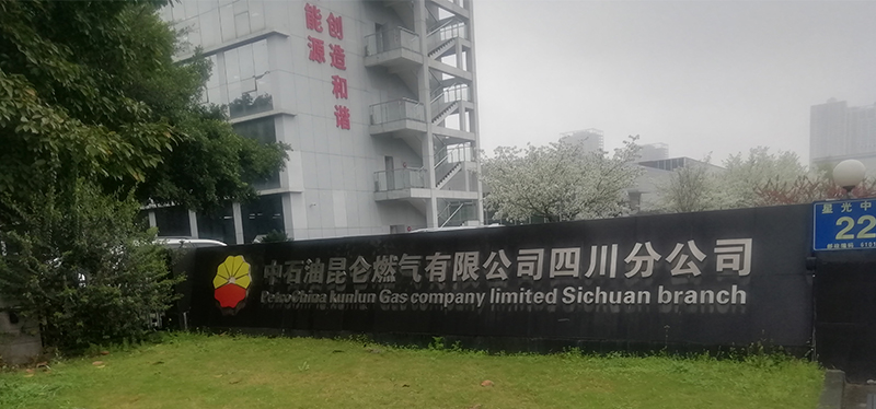 中石油燃?xì)馀嘤?xùn)基地安裝升降屏風(fēng)電腦桌，翻轉(zhuǎn)電腦桌