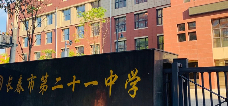 長春市第二十一中學(xué)安裝升降屏風(fēng)電腦桌-電教室電腦桌-機(jī)考卡座